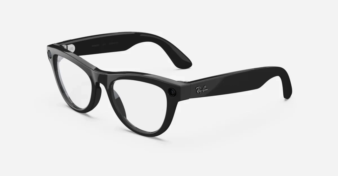 Schwarz glänzende Ray-Ban Meta-AI Glasses im Skyler-Design mit Gläsern in Klar