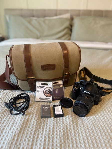 Nikon D D3000 10.2MP Digital SLR Camera  (w/ AF-S DX VR 18-55mm Lens) Kit Bundle