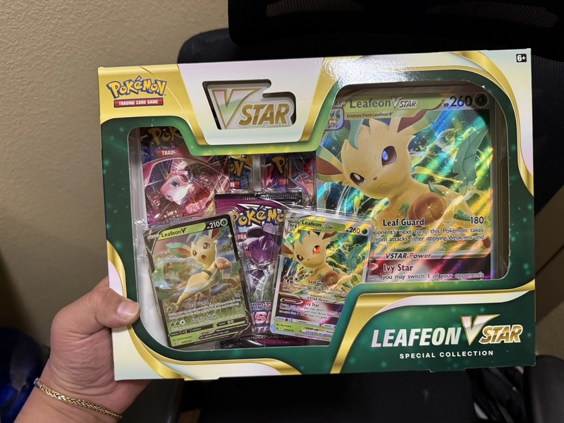 Pokémon TCG Leafeon Vstar Special Collection Box - Brand New / Factory Sealed