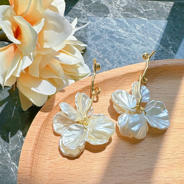 Handmade earrings out of shells 