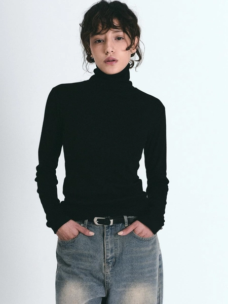 Minimal Soft Slim Turtleneck Top [Black]