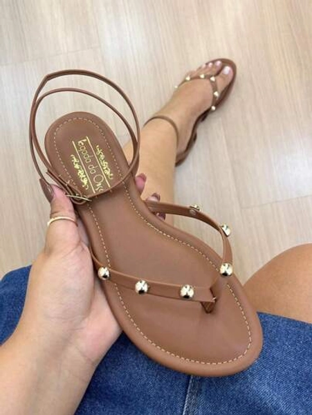 Sandália Rasteira Feminina Boho Confortável Detalhes Metalizados Trançada Fivela Lateral