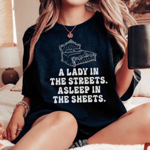 A Lady In Streets Asleep In The Sheets Tee - Black Heather / M