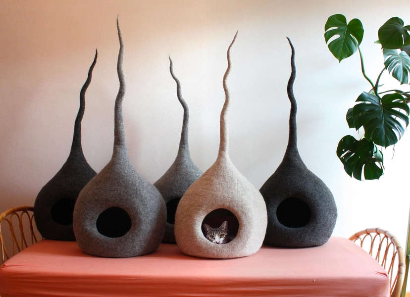 Cat Bed Cave handmade in Italy with natural alpine natural wool: the perfect cat lover gift, modern, a fairytale decor for your home