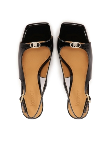 Czarne lakierowane sandały z wyciętą cholewką