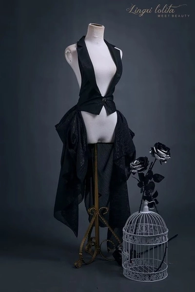 Lingxi Halter Vest with an Asymmetrical Back Hem