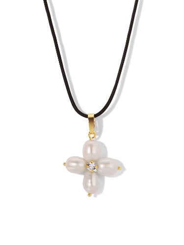 The Laura Pearl Necklace | Pearl / Charm / One Size