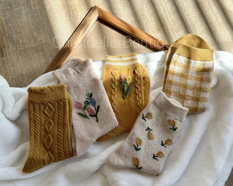 Cute Cozy Tulip Wool Crew Socks