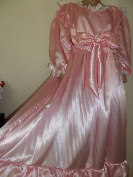 ABDL SISSY JOLIE ROBE À VOLANTS À FRILLY SATIN ROSE 52" MANCHES LONGUES SOUFFLÉES
