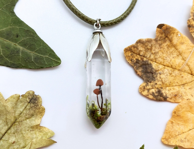 MUSHROOM CRYSTAL NECKLACE, mushroom pendant, mushroom necklace, terrarium necklace, mushroom resin jewelry, real moss, mushroom jewelry