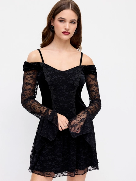 Mini abito con volant floreali e spalle scoperte in velluto e pizzo