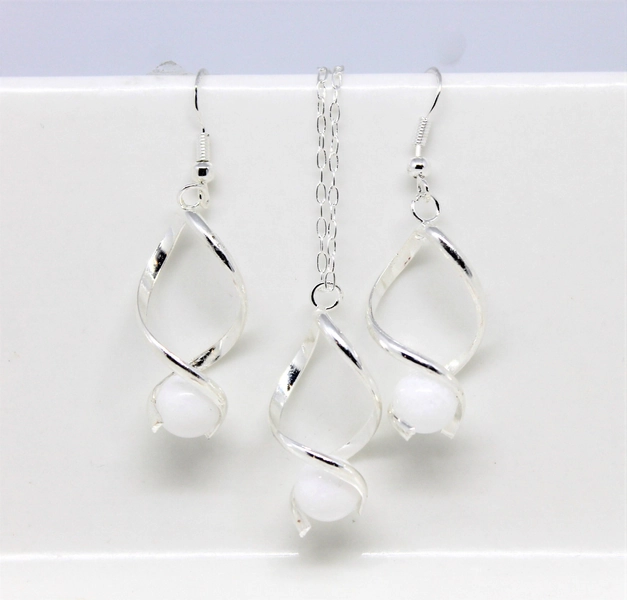 Parure de bijou collier et boucles d'oreilles 100€