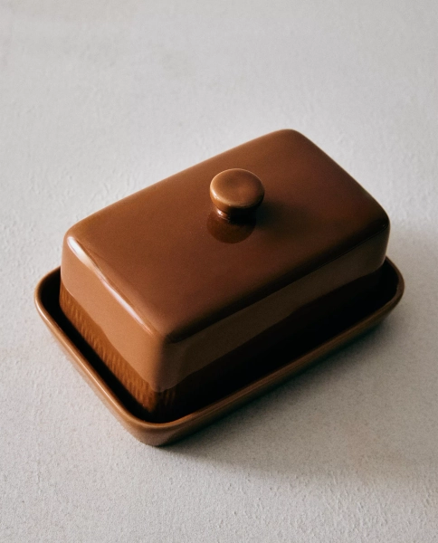 CARAMEL-COLOURED STONEWARE BUTTER DISH