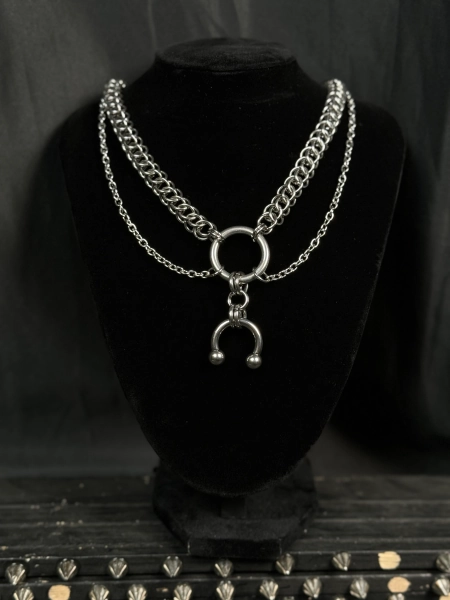 Chainmail horse shoe chain