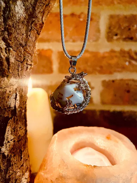 DnD Guardian Dragon D20 Necklace - Removable Full Size Dice Jewellery - D&D Pendant with Leather Style Cord 