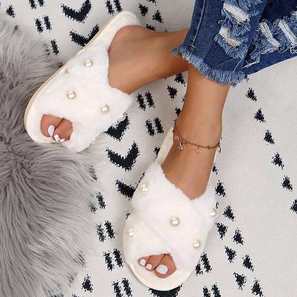 Cozy Pearl Cross Fur Slippers - black / 38-39