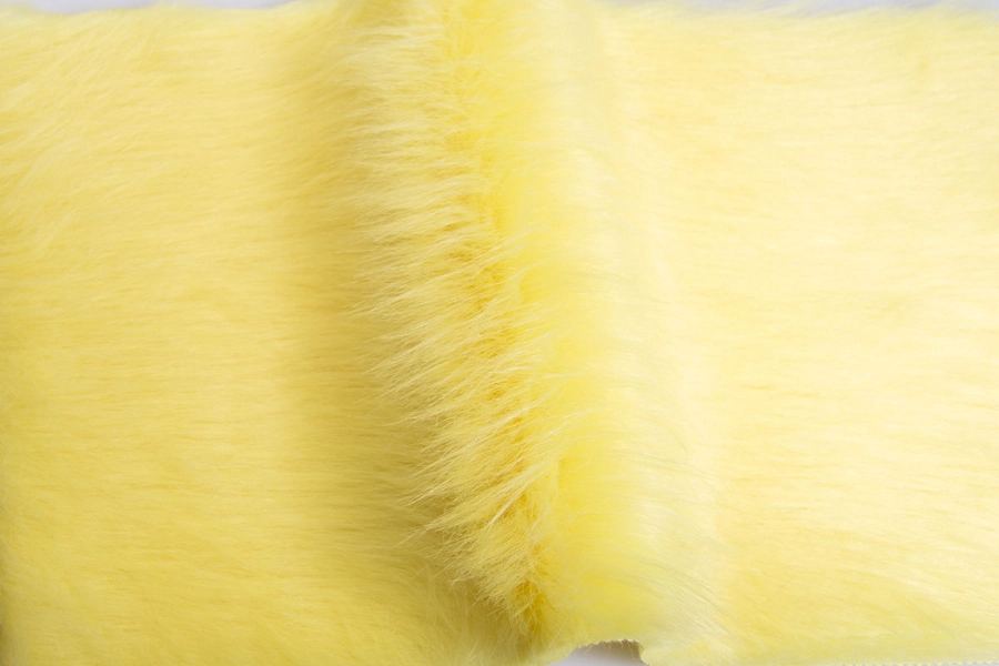 Fausse fourrure magenta à poil long - FourrureShop.fr