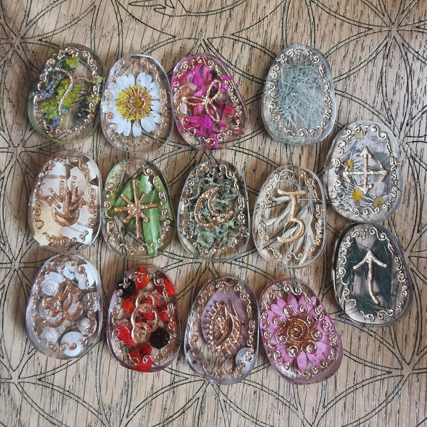 WITCH RUNES SET, Nature Treasure With Bronze Or Silver Detail, Crystal Clear Eco Resin