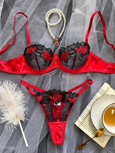 Fancy Luxurious Floral Lace Lingerie Set - Black / M