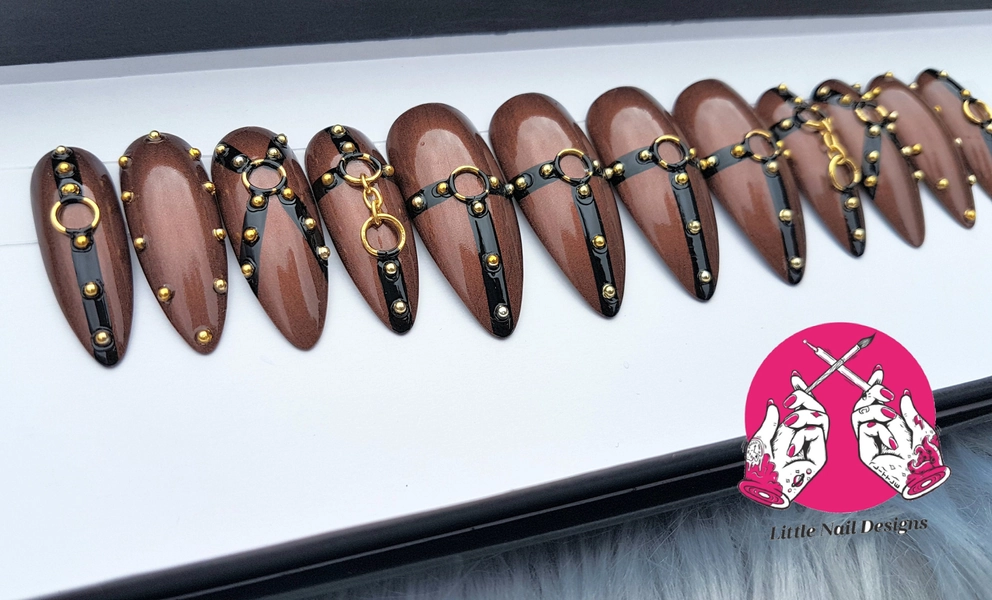 Harnais et goujons marron peints à la main faux ongles | Petits dessins d'ongles