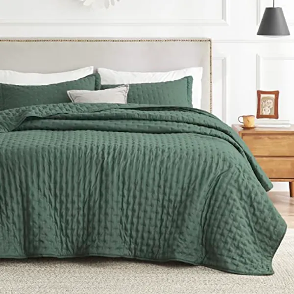Bedsure Queen Quilt Bedding Set - Soft Ultrasonic Full/Queen Quilt Set - Clover Bedspread Queen Size - Lightweight Bedding Coverlet for All Seasons (Includes 1 Dark Green Quilt, 2 Pillow Shams)