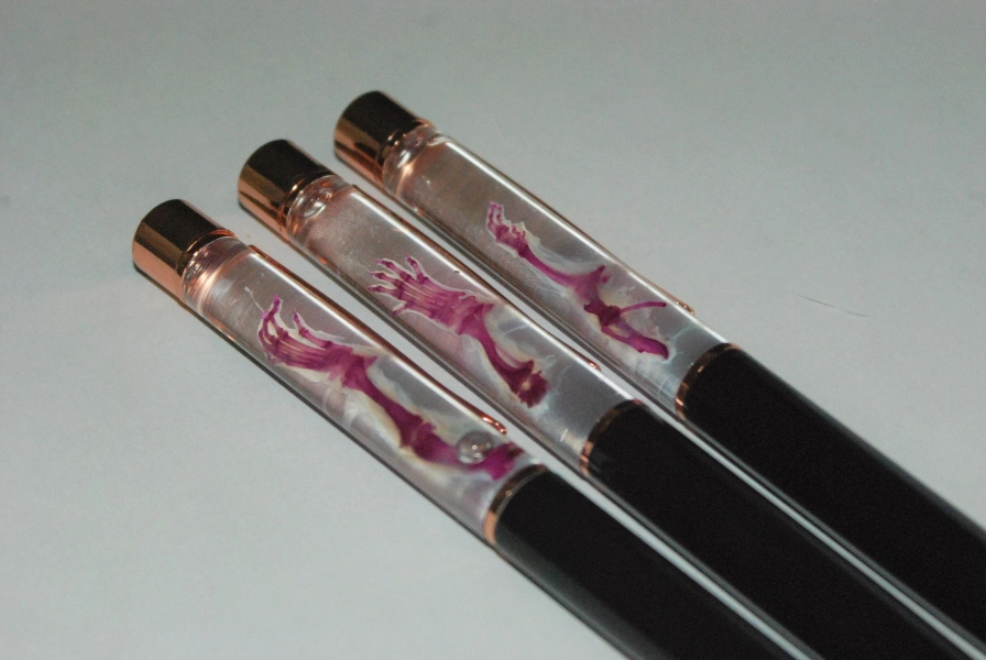 Pen with diaphanized paw