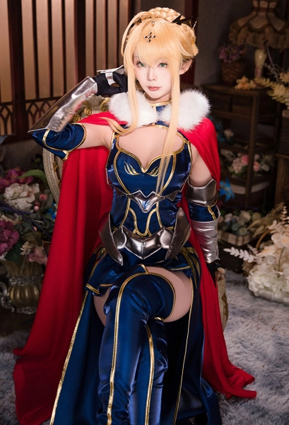 FGO Saber Altria Cosplay Costume Dress with Cape and Crown