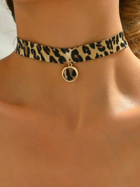 1pc Women's Fashion Velvet Choker Necklace With Leopard Print Round Pendant, Classic Simple, Autumn Winter