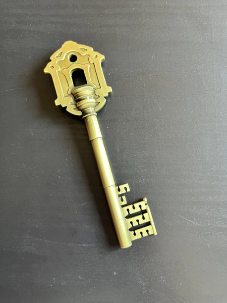 RE4:Remake Luis's Key [Metal]