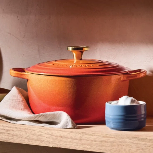 Signature Round Dutch Oven with Crucible Knob