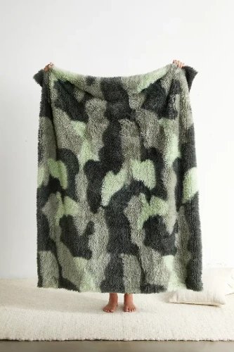 Wavy Baby Camo Faux Fur Throw Blanket