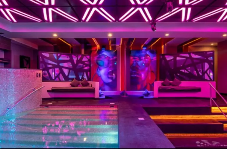 POOL PARTY BDAY-ROOM