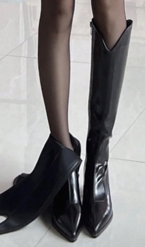 High-heeled boots