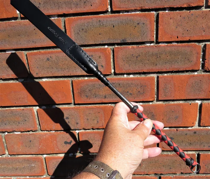 racing bat style crop black/red