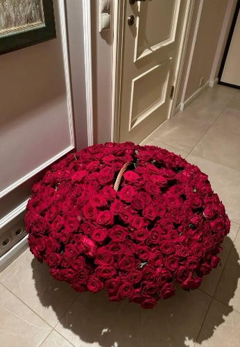 Very big bouquet of roses 