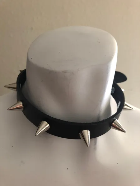 Gothic spiked choker with 9 cone spikes