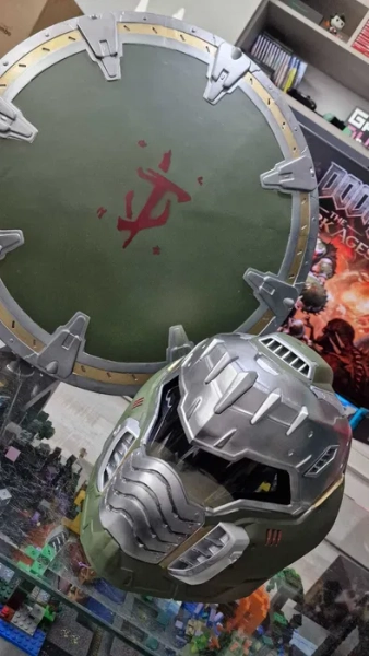 DOOM The Dark Ages Shield Saw si Helmet