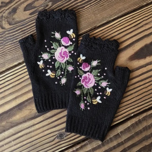 Cozy Floral Half Finger Knitted Gloves - Black / One Size