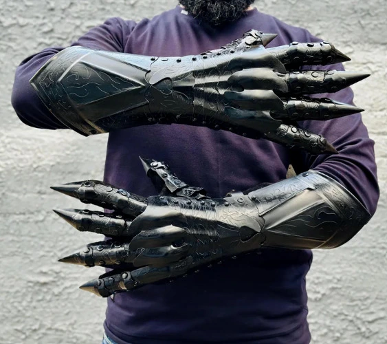Clawed knight gloves
