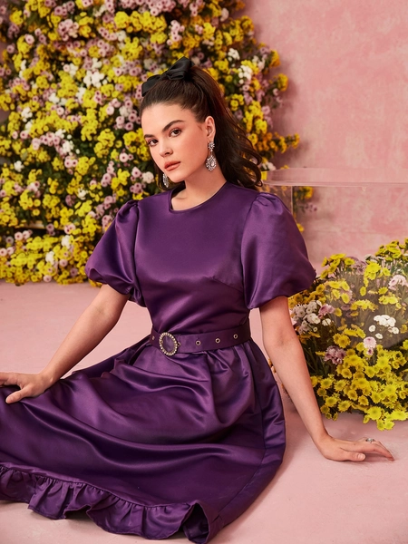 SHEIN Modely con manica a sbuffo con strass Anello con cintura con volant raso Abiti