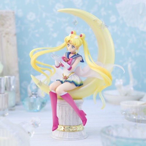 Pretty Guardian Sailor Moon - Super Sailor Moon Figure (Bright Moon & Legendary Silver Crystal)