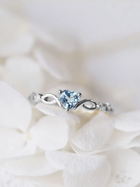 Anello decorativo con zirconi a cuore Splendido anello impreziosito da diamanti a forma di cuore