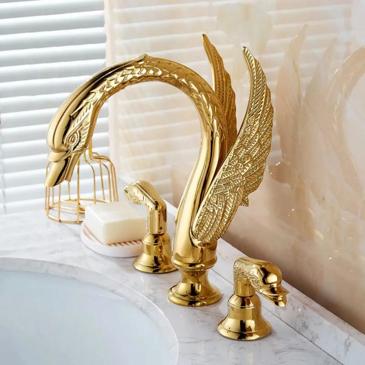 2023 Basin Sink Faucet Bathroom Faucet Gold Dual Handels Three Holes Deck Mounted Faucet Set