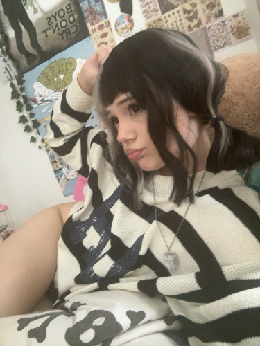 pay for me get my nails done <3