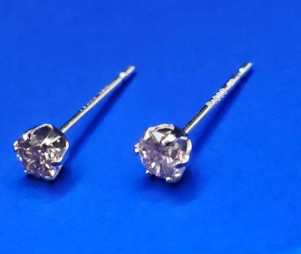 18K Gold Natural Diamond Stud Earrings 