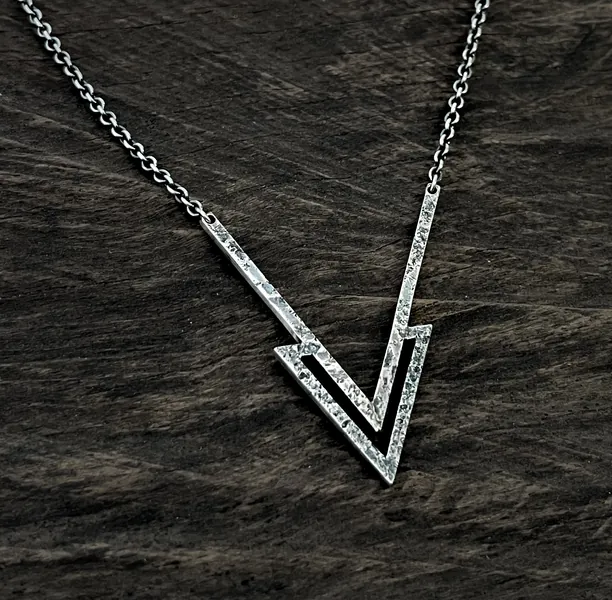 Arrow necklace pendant — Atelier Maureen Centen / Edelsmid Eindhoven