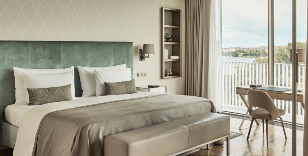 Relax a night at The Fontenay hotel in Hamburg