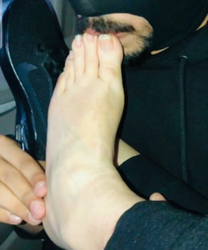 Kissing ur feet goddess 