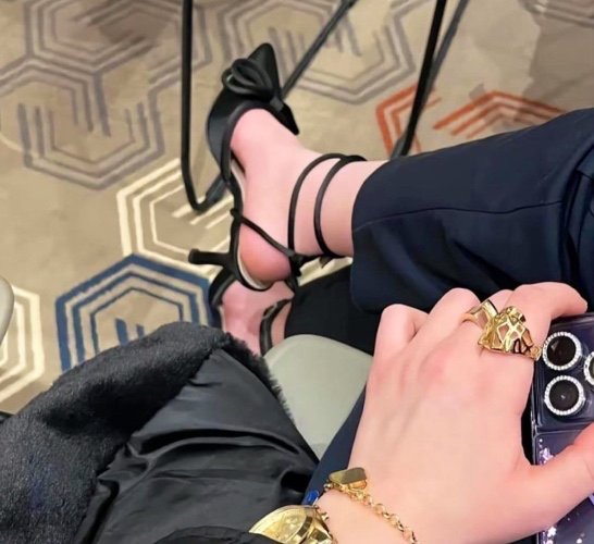 Beautiful feet desrvs beautyful heeld 