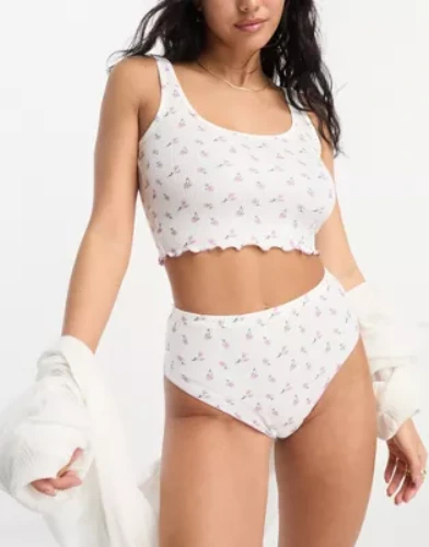 Loungeable – Småblommig liten pyjamas med linne och trosshorts i kort design och våffelstruktur